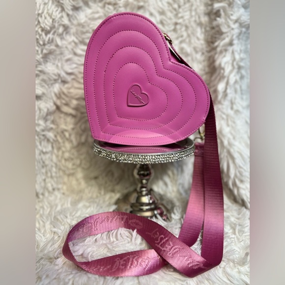 🩷🩷NWT-  Betsey Johnson, Luv Betsey, Quilted Heart-Shaped Crossbody Bag🩷🩷 - Picture 2 of 11